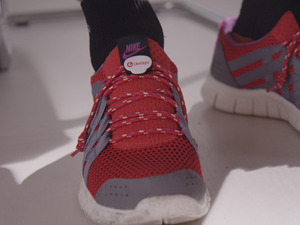 靴ひもを結ぶ必要なし、新しいランニングシューズの形 画像