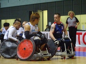 【ウィルチェアーラグビー】車いすを使い、障害の軽い選手と重い選手が役割分担するチームスポーツ 画像