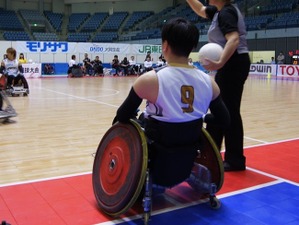 【ウィルチェアーラグビー】どんな競技？車いすを使い、かつては「マーダーボール」と呼ばれた 画像