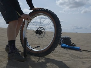 ファットタイヤバイクに特化したポータブルポンプ「The Fat Steavens」 画像