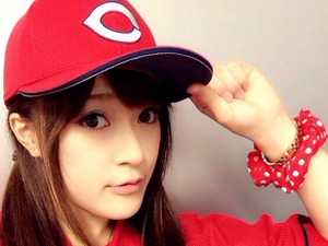 カープ女子がヤフオクドームに乗り込み、広島県のガイドブックを配布 画像