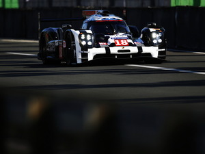 【ルマン24時間 2015】詳報3 アウディ勢にアクシデントが続出、首位は再びポルシェに 画像
