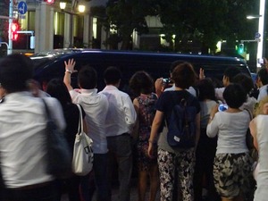 ネイマール緊急来日に沸く日本橋…警察官も野次馬に注意を呼びかけ 画像