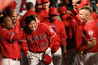 衝撃の本拠地デビューを飾った大谷翔平をチームメイトも祝福（右はトラウト）【写真：Getty Images】