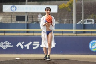 始球式に登場したタレントの相沢菜々子