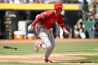 アスレチックスとの開幕戦、初打席で右前安打を放ったエンゼルス・大谷翔平【写真：Getty Images】