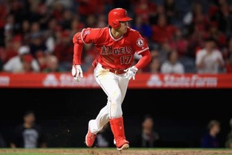 8回に3安打目となる中前安打を放ったエンゼルス・大谷翔平【写真：Getty Images】