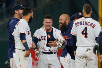 サヨナラ打を放ったブレグマン（中央）を祝福するアストロズナイン【写真：Getty Images】