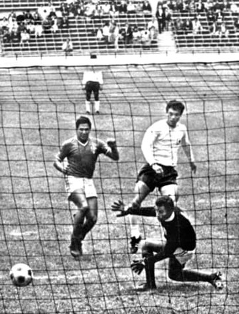 メキシコ五輪サッカー3位決定戦で、先制点を挙げた釜本邦茂（後方右）＝1968年10月24日、アステカ競技場（共同）