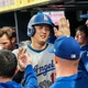 【MLB】新たなセレブレーション？　テオスカー、8号本塁打の大谷翔平を“マッスルポーズ”でお出迎え　米記者も「あのリアクション見て！」 画像