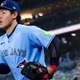 【MLB】「岡本和真は魔術師だ」前進守備で強烈ゴロを“鮮やか”横っ飛び好プレー、ゲレーロJr.が笑顔で称賛　打撃では貴重な同点犠飛も 画像