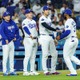 【MLB】山本由伸に気付かれないように……フードにガムの包みを投入するスミスの「チキンレース」　隣の大谷翔平はニヤニヤ、米放送局も爆笑 画像