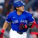 【MLB】11号アーチを放った岡本和真への恒例ドリンクシャワーでハプニング……女性レポーターが巻き添え、仕掛けた選手が謝罪のハグ 画像