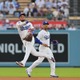 【MLB】本当に引退するの？マウンドの佐々木朗希も思わず仰天、37歳ロハスのアクロバティックな「スーパープレー」 画像