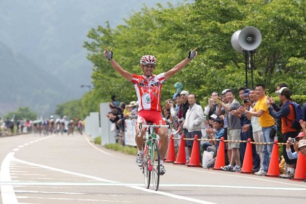 　第12回ツアー・オブ・ジャパン美濃ステージは5月20日、旧今井家住宅前をスタートし、美濃和紙の里会館に至るコースで行われ、福島晋一（35＝梅丹本舗・GDR）が6年ぶり2度目の優勝を果たした。個人ポイント賞は西谷泰治（27＝愛三工業）が獲得。新城幸也（23＝梅丹本舗