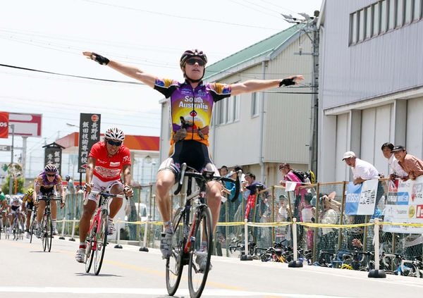 　第12回ツアー・オブ・ジャパン南信州ステージは5月21日に飯田駅前をスタートし、松尾総合公園運動場前に至るコースで行われ、サイモン・クラーク（21＝サウスオーストラリアドットコム・AIS）が優勝した。山岳賞は新城幸也（23＝梅丹本舗・GDR）が、ポイント賞は西谷