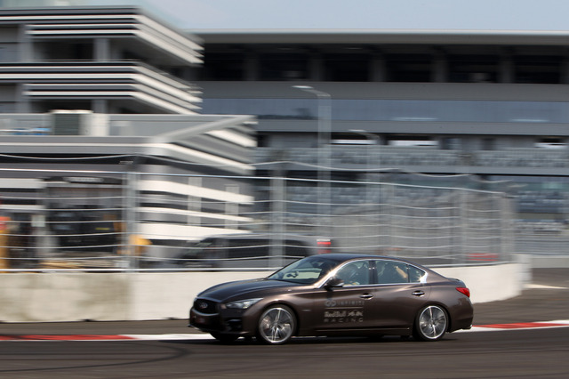 インフィニティQ50（日産スカイライン）とベッテル選手