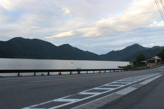 早朝5：00ごろの中禅寺湖の風景。