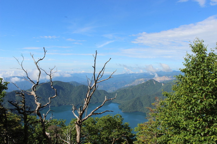 八号目以降の後ろを振り返った時の眺め。中禅寺湖が見える。