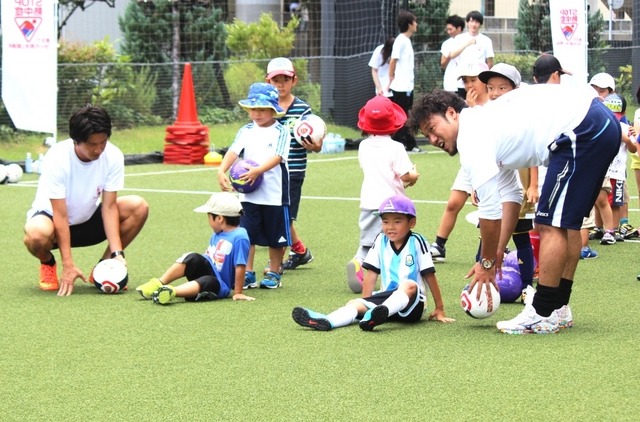 佐々木竜太氏が、子どもたちにサッカーの基礎練習などを指導