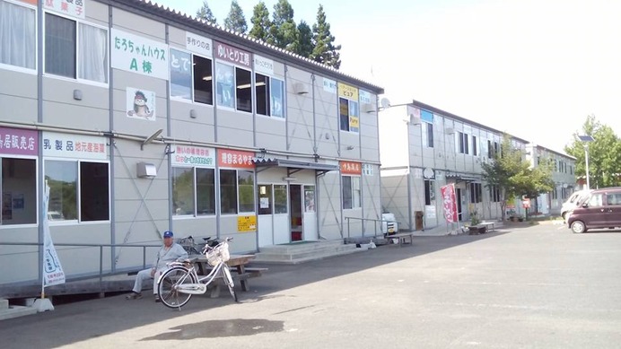 岩手県宮古市田老地区の仮設住宅や店舗。4年を経ても、まだ半分程度が埋まっている
