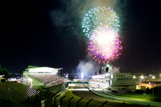 前夜祭恒例で打ち上げられる花火