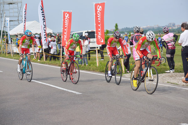 【内灘サイクルロードレース】河北潟干拓地の周回コースが使用される