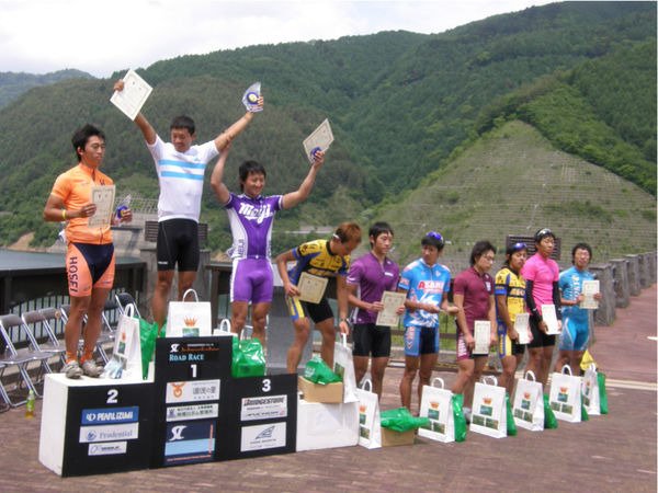 　第24回全日本学生選手権個人ロードレースは長野県木曽郡木祖村・奥木曽湖周回コースで6月14日から15日まで2日間の日程で行われ、辻本翔太（順天堂大）が優勝した。この大会はオープンで女子ロードレースも行われ萩原麻由子（鹿屋体育大）が優勝した。