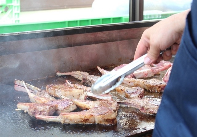 C15で焼かれていた骨付き肉