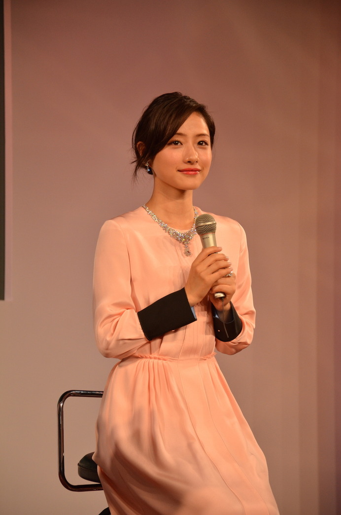 石原さとみ、ジュエリー業界が選ぶ「ウーマン オブ ザ イヤー」受賞