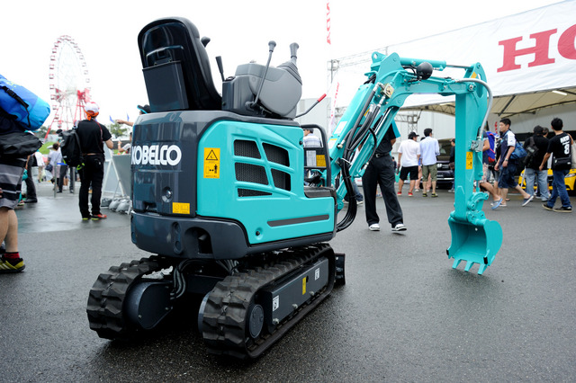 SUPER GT 第5戦に展示されたKOBELCOの重機