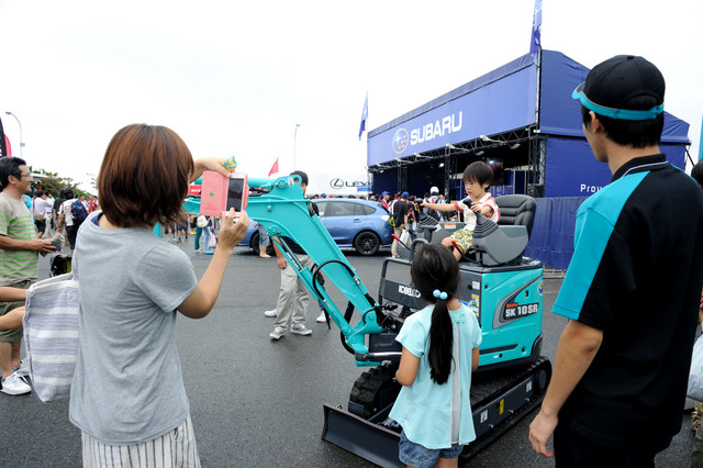 SUPER GT 第5戦に展示されたKOBELCOの重機