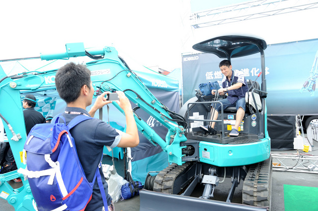 SUPER GT 第5戦に展示されたKOBELCOの重機