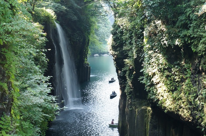 貸しボートから眺める高千穂峡の真名井の滝（写真提供）高千穂町観光協会