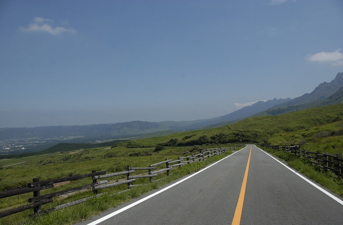 県道111号（阿蘇パノラマライン）からの雄大な風景（写真提供）阿蘇温泉観光旅館協同組合