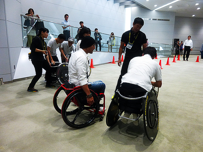 東京ビッグサイトで9月5日に行われた「副島正純車いすレースディレクター講演会」で、副島選手は講演後、競技用専用車いす「レーサー」試乗会にも参加。初めて車いすに乗る来場者たちに笑顔でアドバイスした