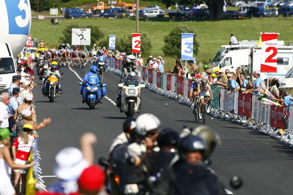 　ツール・ド・フランスは7月10日、エグランドからシュペールベスまでの195.5kmで第6ステージが行われ、イタリアの山岳スペシャリスト、リッカルド・リッコ（24＝サウニエルドゥバル）が初優勝した。マイヨジョーヌのシュテファン・シューマッハー（26＝ドイツ、ゲロル