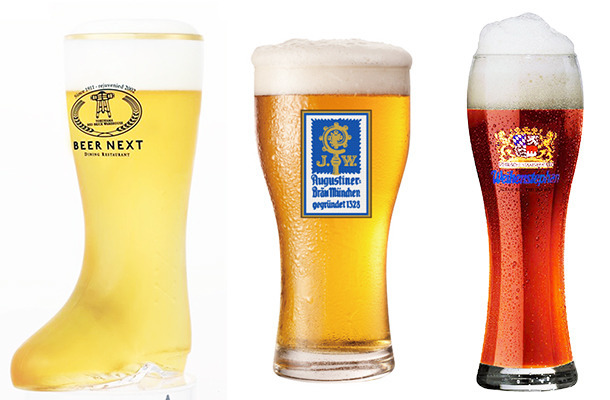 横浜オクトーバーフェスト2015／【中央】「アウグスティナーラガービアヘル」（460ml 2,800円）＆【右】「ヴァイエンシュテファン トラディション」（500ml 1,900円）＆【左】ブーツ型の「ブーツグラス」