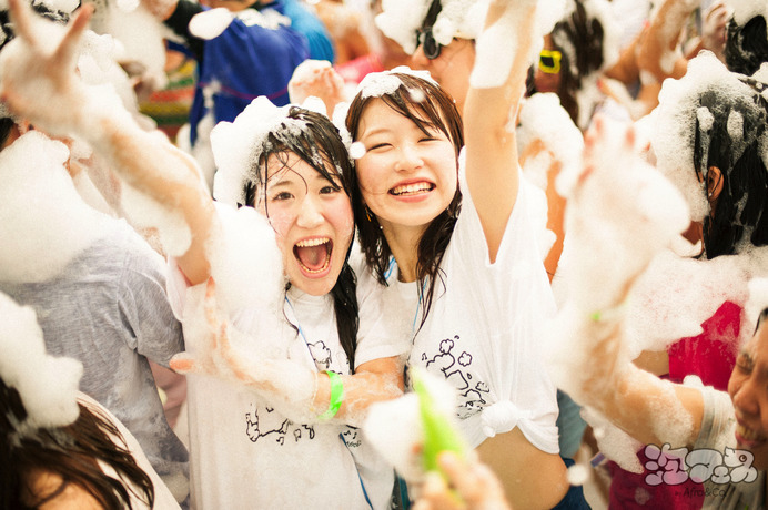 「泡フェスHIROSHIMA2015」開催…浜辺で泡まみれ！