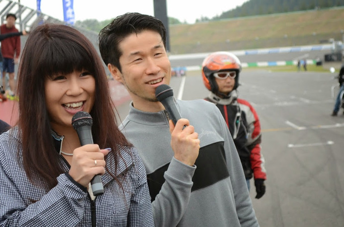 MCは自転車ロードレース実況でお馴染みの栗村修さんと、フランスから帰国した飯島美和さん