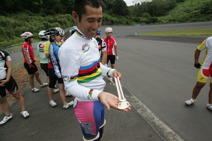 世界チャンピオンのアルカンシエルを着用し、金メダルを手にしてみせる藤田征樹