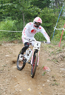 　全日本マウンテンバイク選手権ダウンヒルの男子エリートが7月20日に行われ、安達靖（Team Ikuzawa）が優勝した．