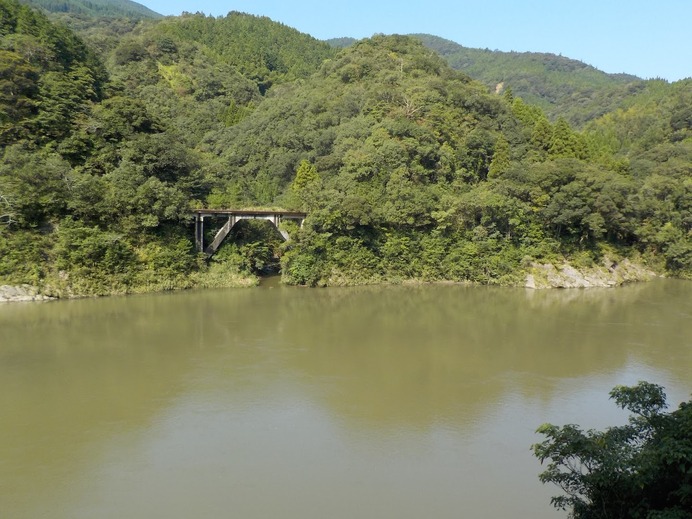五ヶ瀬川の対岸に、コンクリートの鉄道橋を発見