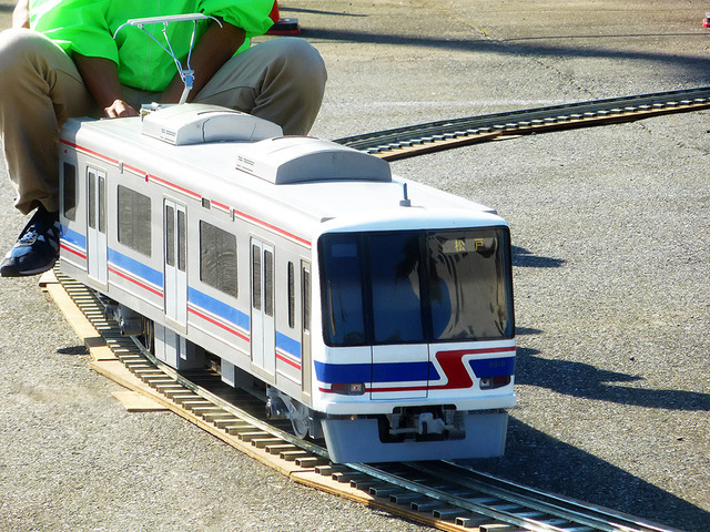 子どもたちを乗せて新京成8900形ミニ電車も走った（千葉県、松戸駐屯地一般公開イベント、10月3日）