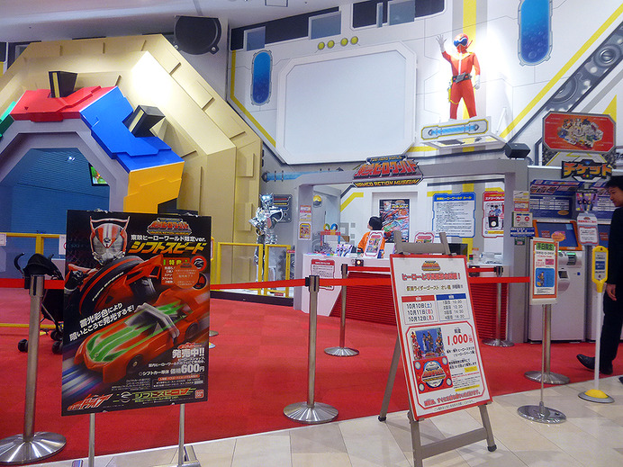 「仮面ライダーゴースト」（テレビ朝日系列）のオンエアにあわせ、「東映ヒーローワールド」（千葉県）は「オレ魂チキンライス」を10月10日から販売する