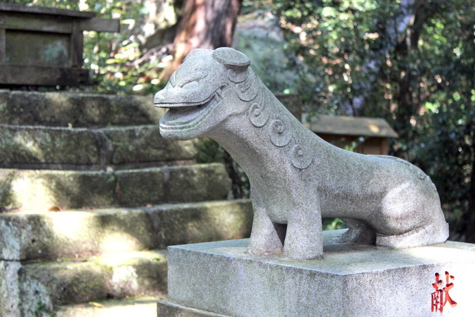 陰陽神社にある狛犬。他にはない狛犬らしいが、どこかで見たような姿かたちをしている。