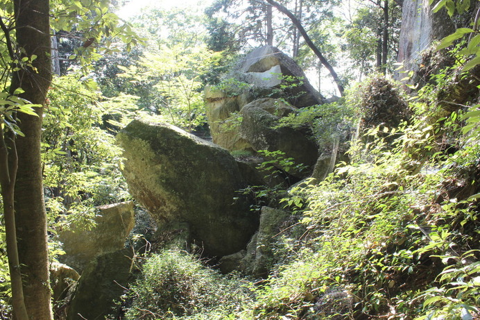 裏側から見た陰陽石。大きな巨岩がふたつ並んでいる。