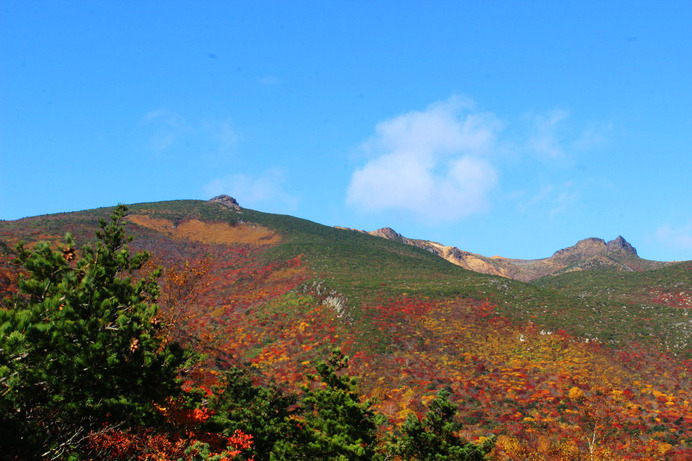 左から安達太良山、右に向かう稜線が牛の背、その下が沼ノ平、そして、鉄山。