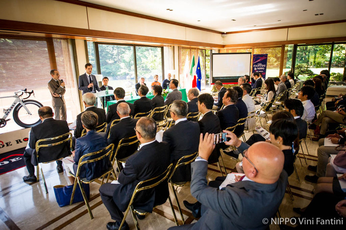 多くの人が集まって駐日イタリア大使館で開催されたチーム発表会