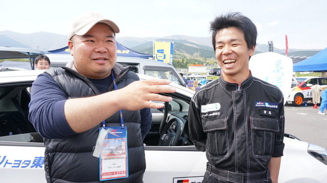 ヴィッツレース参加者の飯田滋さん（左）とネッツトヨタ東埼玉のエンジニアリーダー有馬康介さん（右）